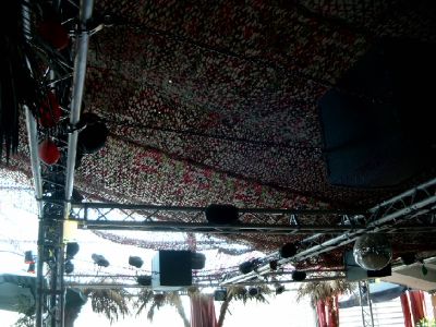 18 filets modèle Balkan installés côte à côte en discothèque pour réduire la hauteur de plafond et assombrir la piste de danse