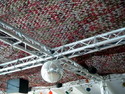18 filets modèle Balkan installés côte à côte en discothèque pour réduire la hauteur de plafond et assombrir la piste de danse