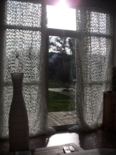 Filet snow installé en tant que rideau, vu de l'intérieur.